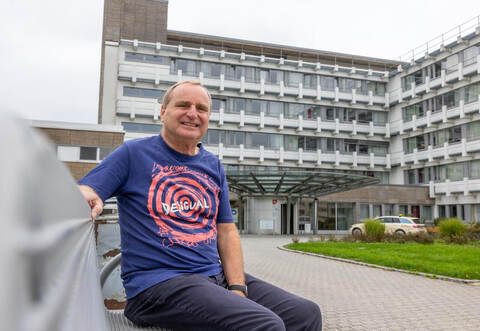 Eckhard Ächtler und sein Mühlacker Krankenhaus: Er hat 1977 als Krankenpfleger dort angefangen und ist nie mehr gegangen. Selbst heute, mit 68 Jahren, macht er noch zwei Mal im Monat Nachtschichten.