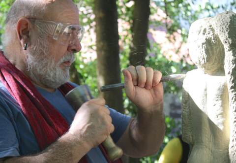 Michael Klein arbeitet an seiner Skulptur aus dem Frühjahr weiter.