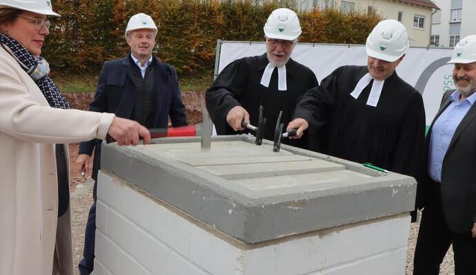 Mit drei Hammerschlägen wird der Grundstein zum neuen Seniorenwohnprojekt am Lerchenweg in Wimsheim gelegt.