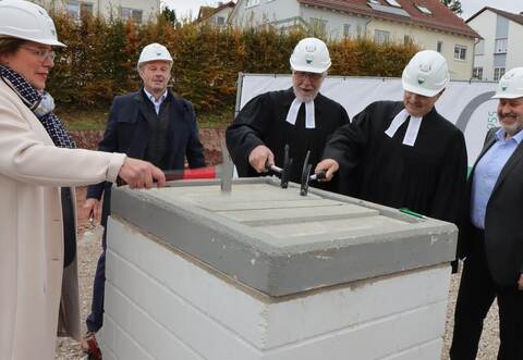 Mit drei Hammerschlägen wird der Grundstein zum neuen Seniorenwohnprojekt am Lerchenweg in Wimsheim gelegt.
