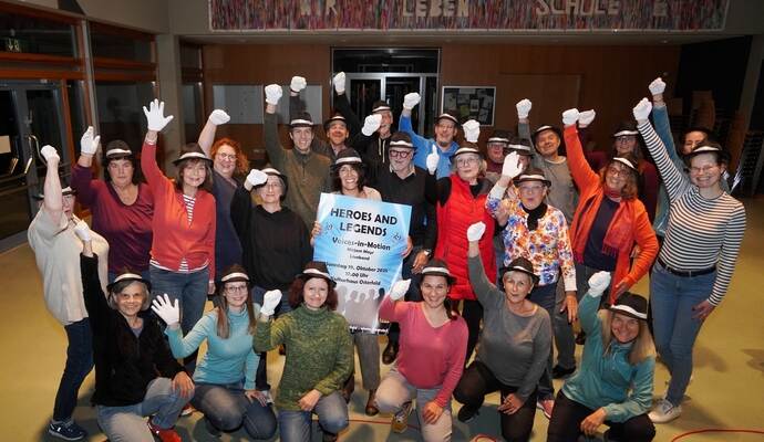 Voller Vorfreude fiebern die „Voices in motion“ der Steiner Chorgemeinschaft ihrem Konzert am 19. Oktober entgegen. Auch Dirigentin Juna Tcherevatskaia (Mitte, mit Plakat) kann es kaum erwarten. Voller Vorfreude fiebern die „Voices in motion“ der Steiner Chorgemeinschaft ihrem Konzert am 19. Oktober entgegen. Auch Dirigentin Juna Tcherevatskaia (Mitte, mit Plakat) kann es kaum erwarten.