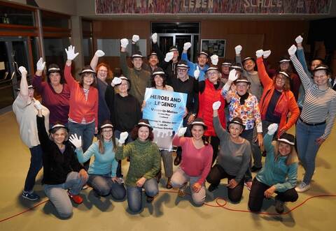 Voller Vorfreude fiebern die „Voices in motion“ der Steiner Chorgemeinschaft ihrem Konzert am 19. Oktober entgegen. Auch Dirigentin Juna Tcherevatskaia (Mitte, mit Plakat) kann es kaum erwarten.