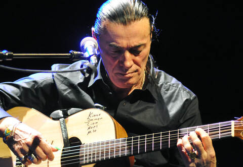 Als erfahrener Weltmusiker bringt Reinhardt stilistische Vielfalt auf die Bühne.