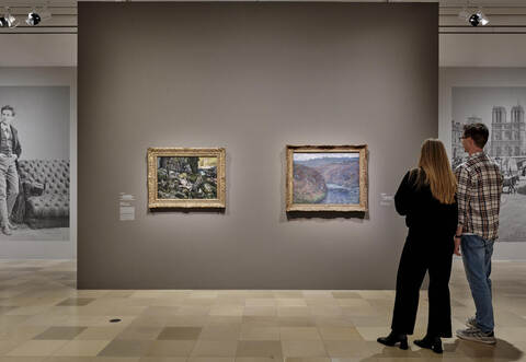 Gegenüberstellung: Carl Schuchs Bild „Im Tal des Doubs“ (links, 1886-1893) hängt in der Frankfurter Ausstellung neben dem Gemälde „Blick auf die Creuse bei trübem Wetter“ von Claude Monet (1889).