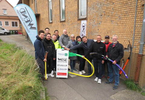 Alle am Glasfaserausbau Beteiligten in Calmbach freuen sich, das Startsignal abzusenden.