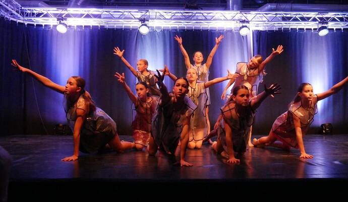 Die „Mini-Matrix“ zeigen mit ihrer mehrfach ausgezeichneten Choreografie „Memories – die Wellen der Erinnerungen“ einen Tanz zwi Die „Mini-Matrix“ zeigen mit ihrer mehrfach ausgezeichneten Choreografie „Memories – die Wellen der Erinnerungen“ einen Tanz zwischen Loslassen und Festhalten,zwischen Jetzt und Damals.