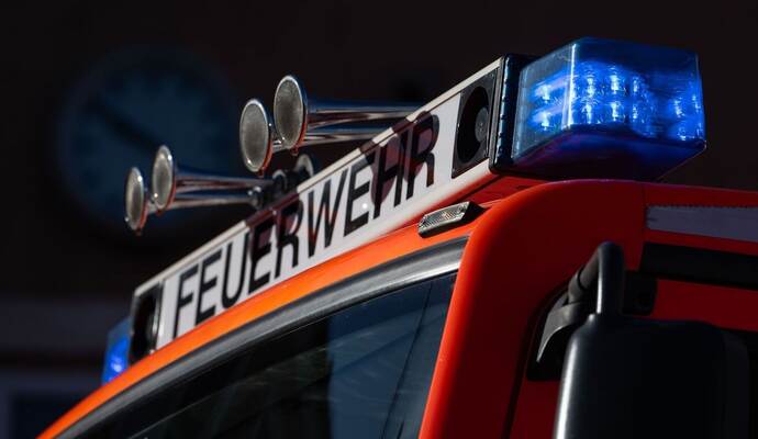 Feuerwehr löscht brennenden Imbiss in Hamm Feuerwehr löscht brennenden Imbiss in Hamm