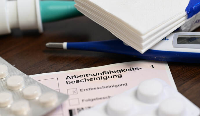 Schon ab dem ersten Krankheitstag eine AU-Bescheinigung? Das kann dann der Arbeitgeber fordern. Arbeitsunfähigkeitsbescheinigung und Medikamente