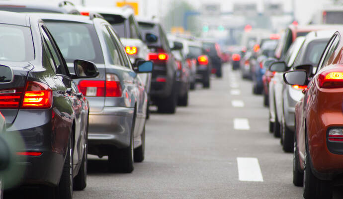 Auf der A8 herrscht am Sonntagnachmittag Stau. Auf der A8 herrscht am Sonntagnachmittag Stau.