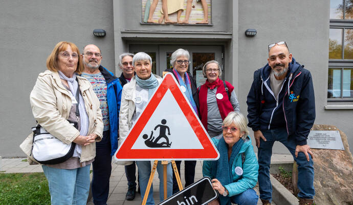 Die „Omas gegen Rechts“ mit dem Schild.