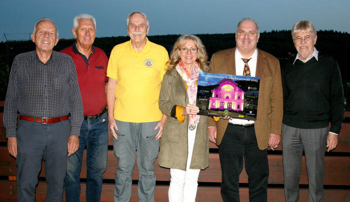 Lions-Präsidentin Heidi Linder und das Orga-Team um Manfred Täubler, Herbert Krause, Peter Rost Dr. Christoph Bühler und Horst H Lions-Präsidentin Heidi Linder und das Orga-Team um Manfred Täubler, Herbert Krause, Peter Rost Dr. Christoph Bühler und Horst Hägele (von links) freuen sich über den diesjährigen Adventskalender.