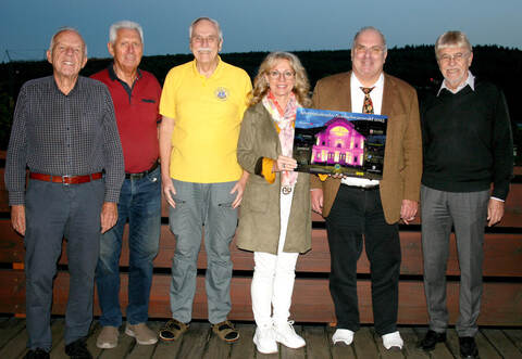 Lions-Präsidentin Heidi Linder und das Orga-Team um Manfred Täubler, Herbert Krause, Peter Rost Dr. Christoph Bühler und Horst Hägele (von links) freuen sich über den diesjährigen Adventskalender.