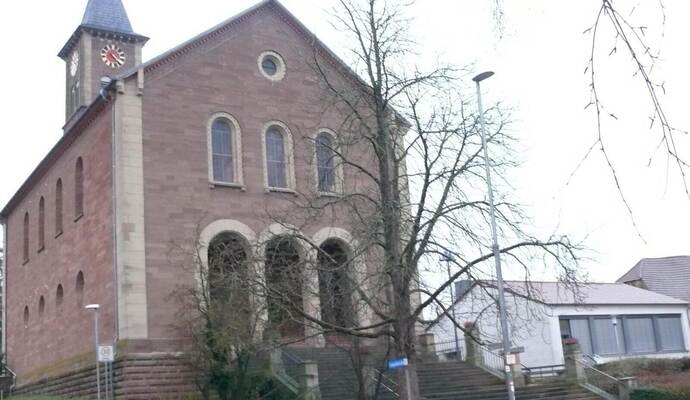 Nicht nur eine teilweise Senkung des Langhauses macht der Bauschlotter Kirche zu schaffen.