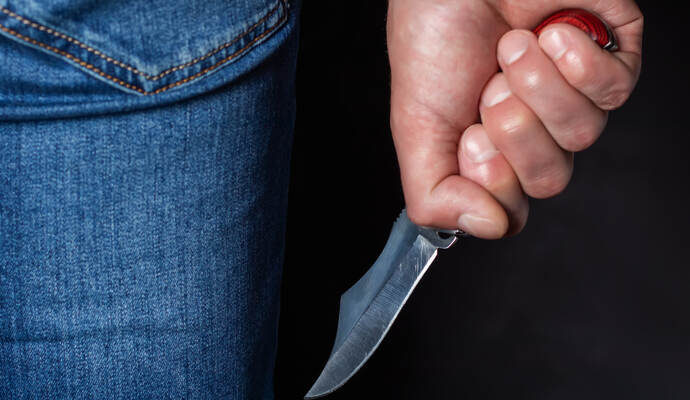 Zwei Männer haben einen 42-Jährigen in der Nordstadt bedroht. Einer hatte laut Polizei ein Messer. Man holding a knife in a threatening stance ready to fight