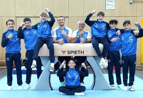 Die Nachwuchs-Bundesligaturner der KTV Straubenhardt freuen sich aufs Ligafinale: Von links Bence Szabó, Fabian Giebelhäuser, Ben Arendt, Yannick Kessler, Dirk Walterspacher, Nico Giebelhäuser, Alessandro Arlia, Lenny Neff. Vorne Raphael Wolfinger.