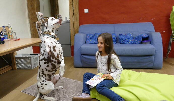 Unterstützt beim Lesen wird auch die Drittklässlerin Mia, die auch privat einen Hund hat. Unterstützt beim Lesen wird auch die Drittklässlerin Mia, die auch privat einen Hund hat.