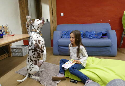 Unterstützt beim Lesen wird auch die Drittklässlerin Mia, die auch privat einen Hund hat.