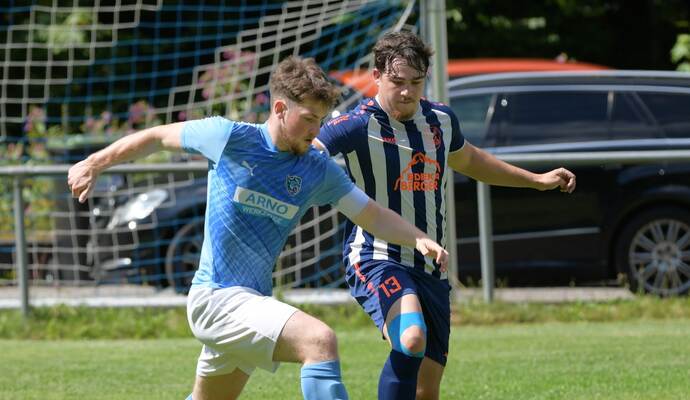 Der FC Schömberg-Luchse mit Kapitän Philipp Detlov (links) führt die Kreisklasse C2 souverän an und könnte schon bald die Herbstmeisterschaft klarmachen.