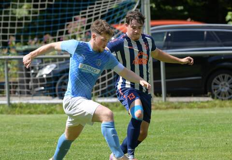 Der FC Schömberg-Luchse mit Kapitän Philipp Detlov (links) führt die Kreisklasse C2 souverän an und könnte schon bald die Herbstmeisterschaft klarmachen.