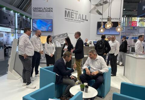 Gute Stimmung am Messestand der Pforzheimer G.Rau-Gruppe. Auch beim Tiefenbronner Werkzeugbauer Waidner (rechts) ist man zufrieden.