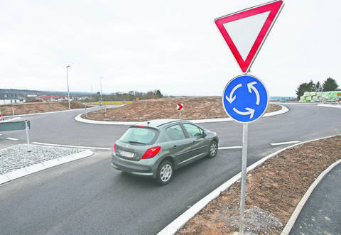 Können Radfahrer hier künftig sicherer fahren? Der Kreisel zwischen Alter Pforzheimer Straße in Birkenfeld und dem Arlinger frisch nach dem Bau 2015.