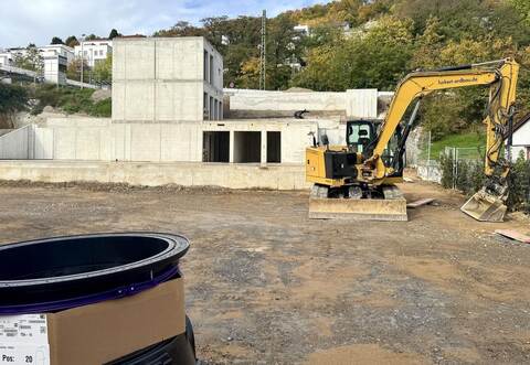Der Betonkern des neuen Kindergartens steht schon im Nieferner Vorort, jetzt beginnen Innenarbeiten sowie die Einrichtung der Ranknetze für vorgelagerte und am Ende begrünte Fassaden des Gebäudes mit viel Holz.