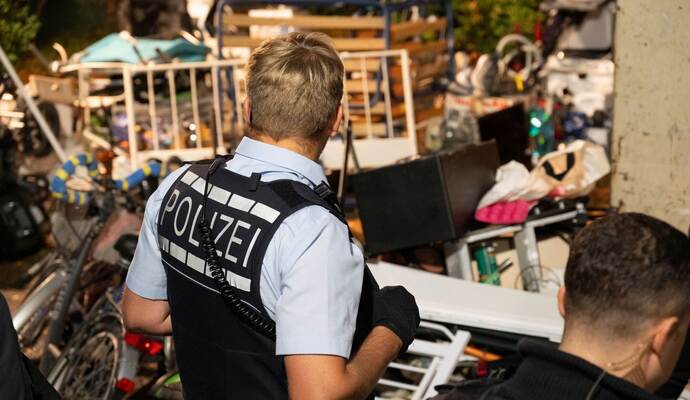 Polizei kontrolliert mutmaßliche Sperrmüll-Diebe Polizei kontrolliert mutmaßliche Sperrmüll-Diebe