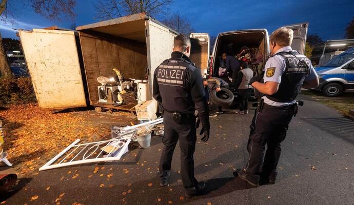 Polizei kontrolliert mutmaßliche Sperrmüll-Diebe Polizei kontrolliert mutmaßliche Sperrmüll-Diebe