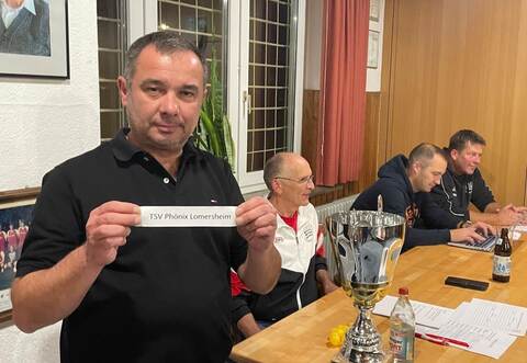 Mühlackers Stadtrat Zeljko Schuhmacher (vorne) übernahm die Stadtturnier-Auslosung.