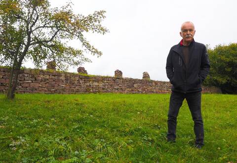 Friedrich Oberndörfe, langjähriger Vorsitzender der BUND Ortsgruppe Biet, erinnert sich gerne an den Bau der Trockenmauer in Sichtweite des Steinegger Friedhofs am „Großen Acker“, die als Biotop gefördert wurde und von der Ortsgruppe und vielen ehrenamtlichen Helfern errichtet wurde.
