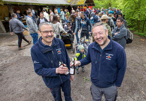 Der Jünglingsplatz als Treffpunkt in der Freizeit und Schauplatz wichtiger Feste 2021: Michael Kautz (stv. Kommandant) und der Ispringer Feuerwehr-Kommandant und Gemeinderat Armin Trautmann bei der Mai-Hocketse 2021
