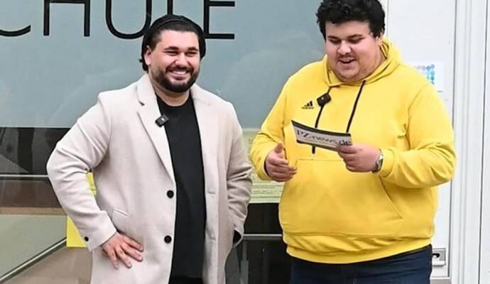 Gemeinsam mit PZ-Redaktionsmitglied Omid Mohseni (rechts) vor einem seiner Lieblingsorte, der Pforzheimer Musikschule: Geiger Noah Leonne. Hof