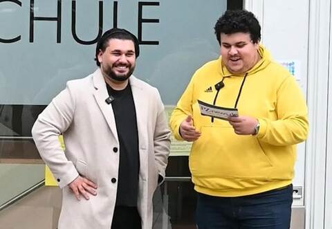 Gemeinsam mit PZ-Redaktionsmitglied Omid Mohseni (rechts) vor einem seiner Lieblingsorte, der Pforzheimer Musikschule: Geiger Noah Leonne. Hof