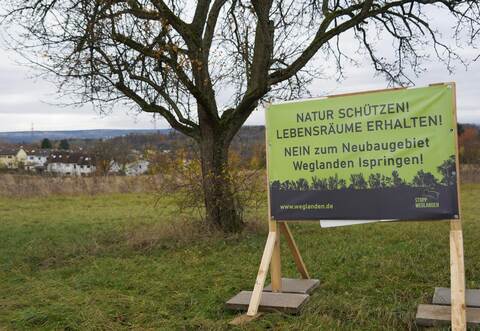 Protest gegen das Neubaugebiet Weglanden vor dem Bürgerentscheid im Juni 2024. Nun werden Zahlen, Daten und Fakten als Entscheidungsgrundlage zusammengetragen. Als besonders brisant gilt ein Klima- und Kaltluftgutachten wegen des befürchteten negativen Einflusses geplanter Wohngebäude. Roller