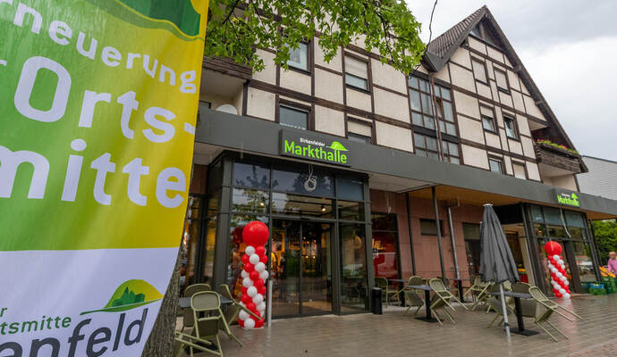 Erster großer, sichtbarer Schritt zur erneuerten Ortsmitte Birkenfeld mit Folgen für Verkehr und Parkplatzsituation: Die neue Ma Erster großer, sichtbarer Schritt zur erneuerten Ortsmitte Birkenfeld mit Folgen für Verkehr und Parkplatzsituation: Die neue Markthalle in der Kirchgartenstraße am offiziellen Eröffnungstag Anfang Juni dieses Jahres. Meyer