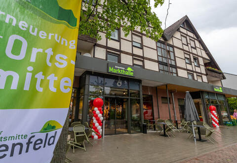 Erster großer, sichtbarer Schritt zur erneuerten Ortsmitte Birkenfeld mit Folgen für Verkehr und Parkplatzsituation: Die neue Markthalle in der Kirchgartenstraße am offiziellen Eröffnungstag Anfang Juni dieses Jahres. Meyer