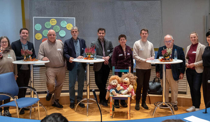 Mit dem Stuhl und den Handpuppen „Ilselotte“ und „Max“ in der Mitte symbolisch Platz für Kinderrechte schaffen möchten (von link Mit dem Stuhl und den Handpuppen „Ilselotte“ und „Max“ in der Mitte symbolisch Platz für Kinderrechte schaffen möchten (von links): Doris Möller-Espe vom Kinderschutzbund Pforzheim-Enzkreis, Enzkreis Jugendamtsleiter Christopher-Tom Reimann, Rolf Lauterbach (AfD), Hartmut Lutz (BfB), Steffen Bochinger (FWV), Sabrina Bogner-Rudolf (Grüne), Helge Viehweg (SPD), Günter Bächle (CDU), Remchingens Bürgermeisterin Julia Wieland und Alice Zahorneanu vom Jugendamt Enzkreis. Röhr