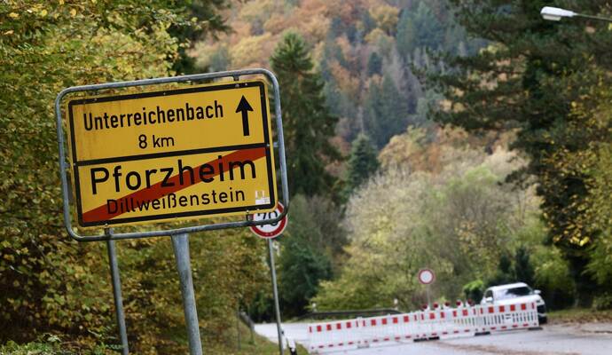Die Straße nach Unterreichenbach ist jetzt offiziell dicht und die ersten Baumfällungen haben begonnen.