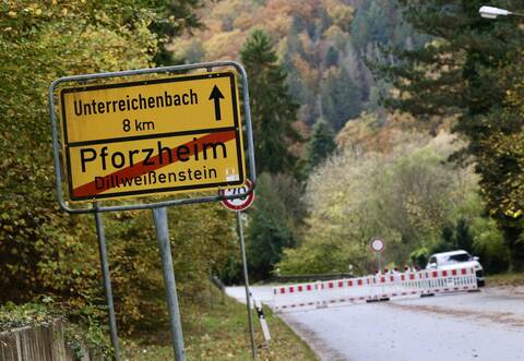 Die Straße nach Unterreichenbach ist jetzt offiziell dicht und die ersten Baumfällungen haben begonnen.