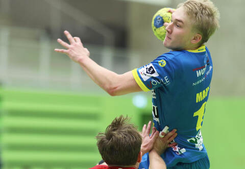 Unsanfte Landung: Jona Mauch (am Ball) und die SG II wurden kurz vor Spielschluss doch noch abgefangen.