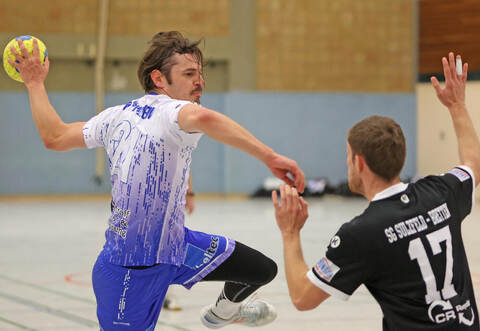 Aktivposten: Trainer Christopher Bregazzi – hier beim Wurf – griff selbst mit ins Spiel ein, konnte die TB-Niederlage aber auch nicht verhindern.