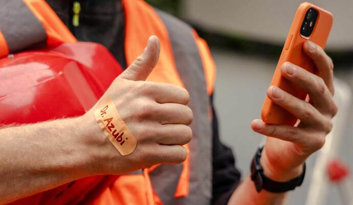 Klebt so manches „Azubi-Trostpflaster“: „Dr. Azubi“ gibt wichtige Tipps. Per „OnlineSprechstunde“ hilft die Website (www.dr-azubi.de) Auszubildenden, wenn sie Fragen und Probleme haben, so die IG BAU Nordbaden.