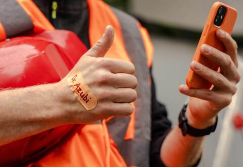 Klebt so manches „Azubi-Trostpflaster“: „Dr. Azubi“ gibt wichtige Tipps. Per „OnlineSprechstunde“ hilft die Website (www.dr-azubi.de) Auszubildenden, wenn sie Fragen und Probleme haben, so die IG BAU Nordbaden.