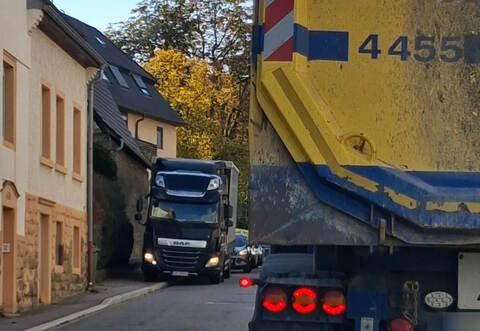 Auf der Dürrner Hauptstraße geht es oft eng zu.