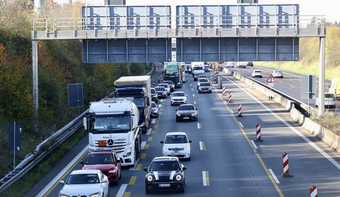 Nachdem alle Fahrzeuge von der A8 abgeleitet sind, beginnen die Reinigungsarbeiten. Nachdem alle Fahrzeuge von der A8 abgeleitet sind, beginnen die Reinigungsarbeiten.