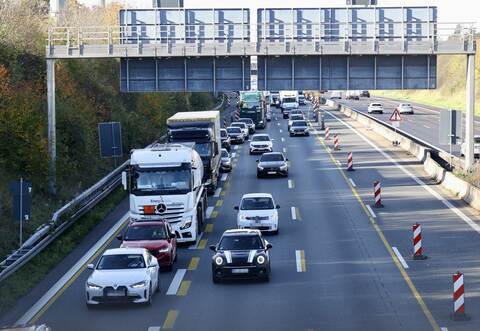 Nachdem alle Fahrzeuge von der A8 abgeleitet sind, beginnen die Reinigungsarbeiten.