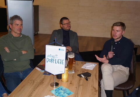 Diskutieren mit den Wiernsheimern (von links): Bürgermeister Matthias Enz,Lukas Laible, der Leiter des Politischen Bildungsforums BW undNico Gunzelmann, stellvertretender Bürgermeister.