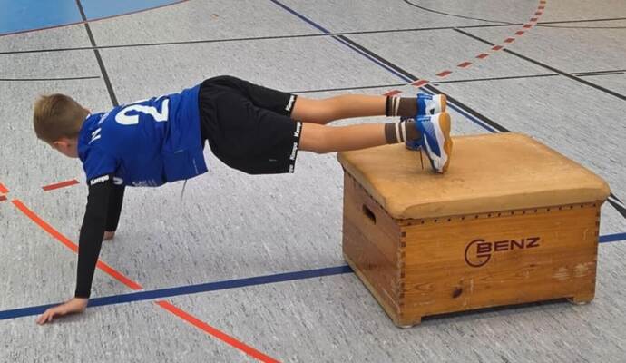 Ben Bürkle vom TV Ispringen bei einer Stützkraft-Übung im Rahmen der Koordinationstests. Ben Bürkle vom TV Ispringen bei einer Stützkraft-Übung im Rahmen der Koordinationstests.