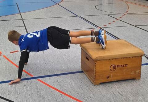Ben Bürkle vom TV Ispringen bei einer Stützkraft-Übung im Rahmen der Koordinationstests.