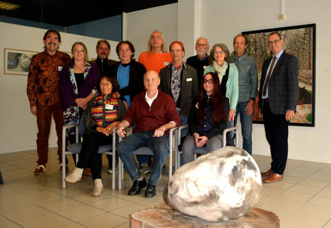Die Kunstschaffenden der Künstlergruppe Mühlacker mit Mühlackers Oberbürgermeister Frank Schneider (rechts).